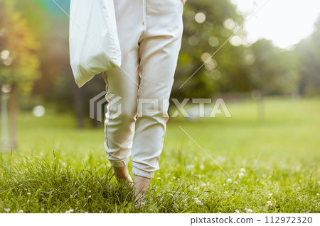 Closeup on female walking Closeup on female walking 112972320