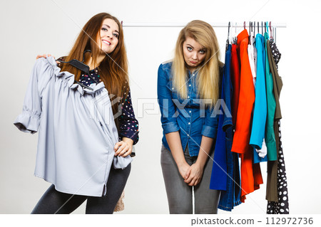 Women arguing during clothes shopping 112972736
