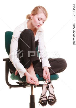 Break from work. Tired businesswoman with leg pain 112973561