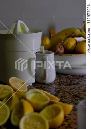 squeezed lemon 112973998