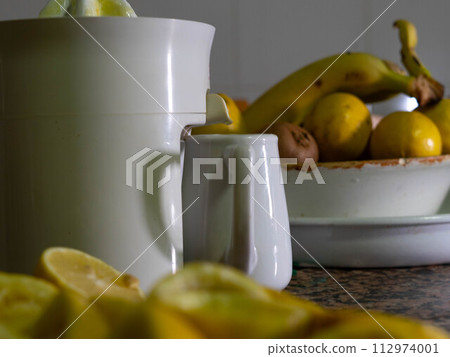 squeezed lemon 112974001