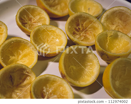 squeezed lemon 112974002