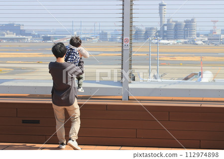 Parents and children looking at planes Observation deck at Haneda Airport Parents and children looking at planes Observation deck at Haneda Airport 112974898