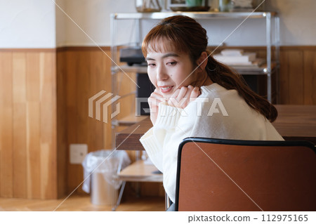 母親照顧她的孩子 母親照顧她的孩子 112975165