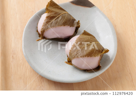 Sakuramochi on a plate 112976420
