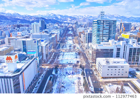 冬天從北海道札幌的札幌電視塔看到的大通公園的風景，這裡擠滿了冰雪節場地 112977463