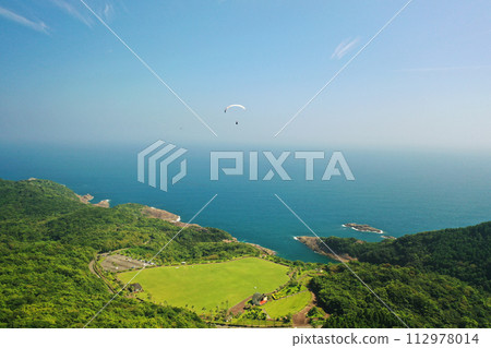 Paragliding field with a view of the sea in Hyuga City, Miyazaki Prefecture 112978014