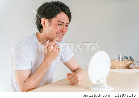 美白、牙齒排列、矯正、關心牙齒的年輕人（牙痛） 112978119