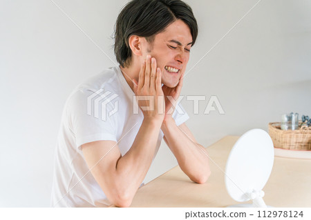 關心蛀牙、矯正、牙周病和牙齒（牙痛）的年輕人 112978124