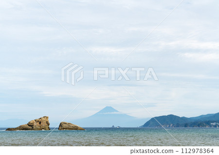 從雲美海灘看到的牛石岩和富士山 從雲美海灘看到的牛石岩和富士山 112978364