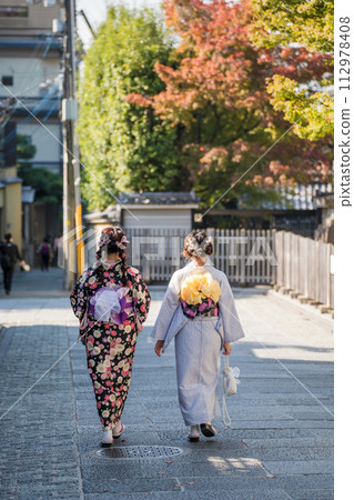 一位穿著和服在京都旅遊景點觀光的年輕女子 112978408