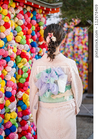 一位穿著和服在京都旅遊景點觀光的年輕女子 112978409