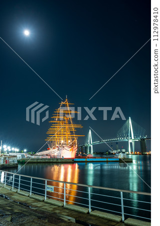 海王丸公園夜景，明月與海面倒映出美麗的燈光 | 新湊大橋圖片 | 富山縣射水市 112978410