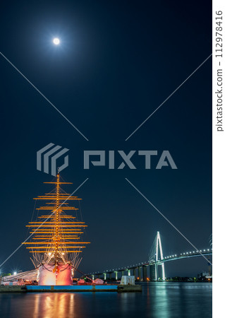 Night view of Kaiwomaru Park with the shining moon and illuminated lights beautifully reflecting on the sea surface | Shinminato Bridge image | Imizu City, Toyama Prefecture 112978416