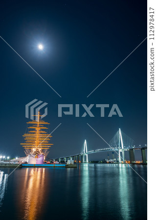 海王丸公園夜景,明月與海面倒映出美麗的燈光 | 新湊大橋圖片 | 富山縣射水市 海王丸公園夜景,明月與海面倒映出美麗的燈光 | 新湊大橋圖片 | 富山縣射水市 112978417