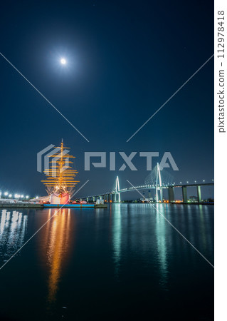 海王丸公園夜景,明月與海面倒映出美麗的燈光 | 新湊大橋圖片 | 富山縣射水市 海王丸公園夜景,明月與海面倒映出美麗的燈光 | 新湊大橋圖片 | 富山縣射水市 112978418