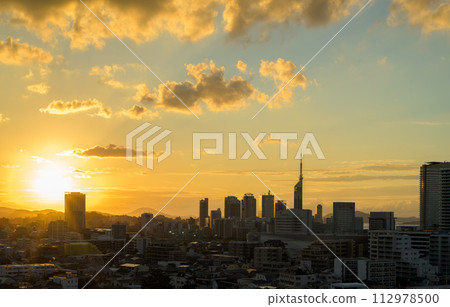 Momochihama, Sawara-ku, Jikohama, Fukuoka Tower area dusk and sun with beautiful sunset 112978500