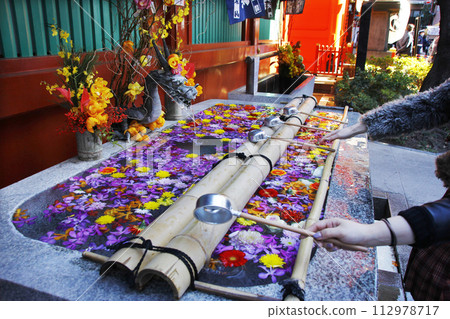 Visit the shrine with friends. Purify your hands and mind at the chozuya with a sacred feeling 112978717