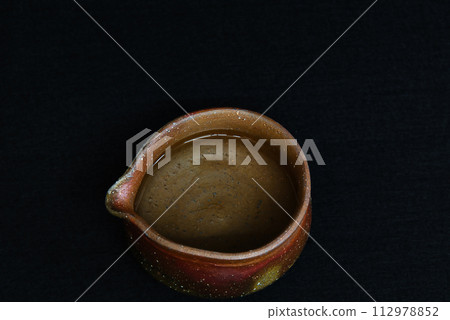 清酒容器 Katakuchi 和 Guinomi 黑背景 112978852
