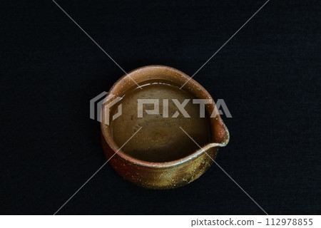 清酒容器 Katakuchi 和 Guinomi 黑背景 112978855