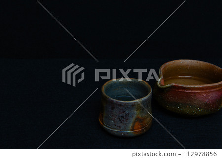 清酒容器 Katakuchi 和 Guinomi 黑背景 清酒容器 Katakuchi 和 Guinomi 黑背景 112978856
