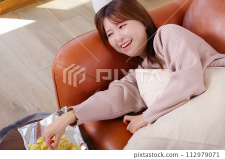 woman relaxing on the sofa woman relaxing on the sofa 112979071