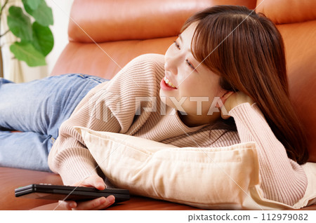 女人在沙發上放鬆 112979082