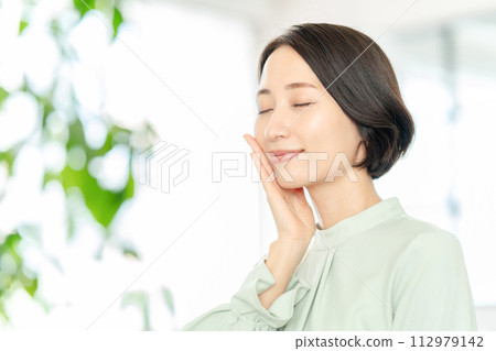 A middle-aged woman feels moisturized 112979142