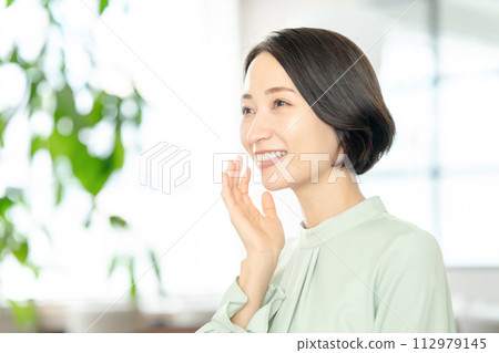 A middle-aged woman feels moisturized 112979145
