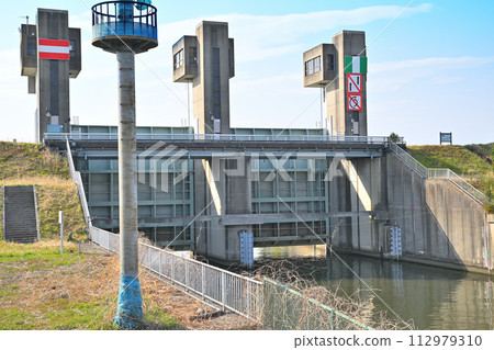 View from the Toda Park embankment, Sasame Sluice Gate 112979310