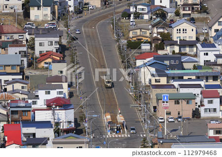 [Retouched person pick-up logo] Hakodate city tram line 2, train entering Yachigashira stop 112979468
