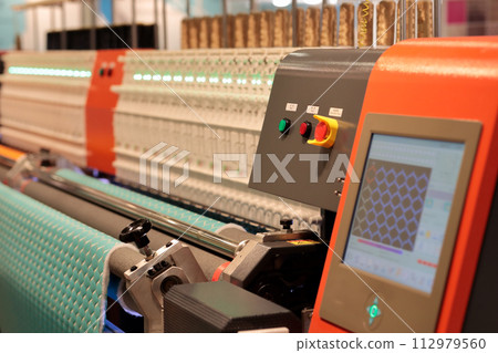 automatic multi needle quilting machine 112979560