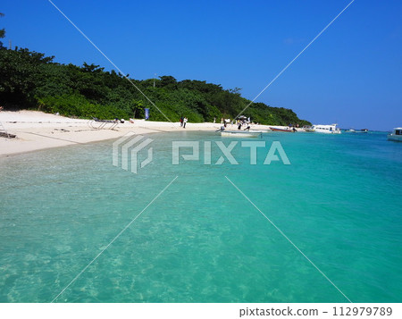 川平灣美麗的翠綠海景色 川平灣美麗的翠綠海景色 112979789