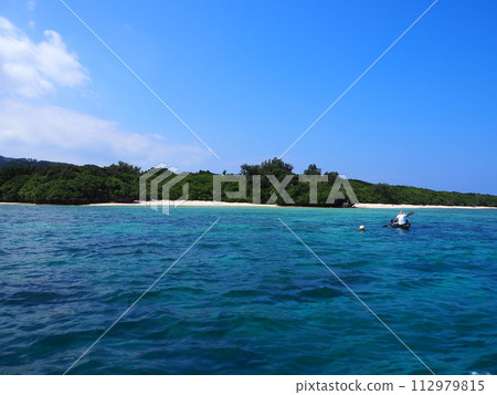 The scenery of Kabira Bay with its beautiful emerald green sea 112979815