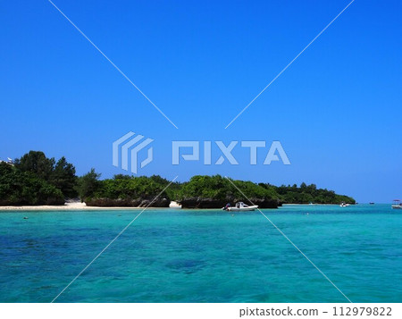 川平灣美麗的翠綠海景色 112979822