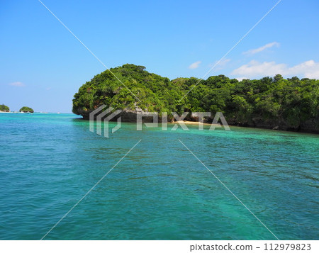 川平灣美麗的翠綠海景色 川平灣美麗的翠綠海景色 112979823