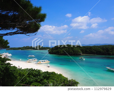 川平灣美麗的翠綠海景色 川平灣美麗的翠綠海景色 112979829