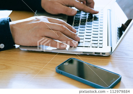 在家操作電腦的男人的手 112979884