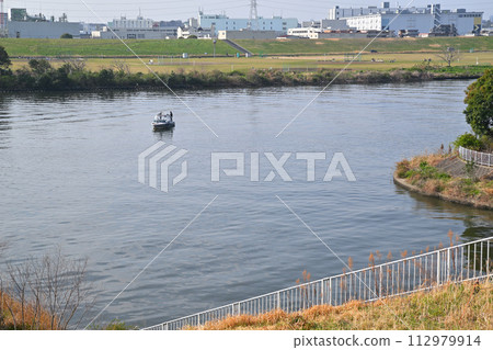 Arakawa main stream, view from the Arakawa embankment, Sasame River confluence point 112979914