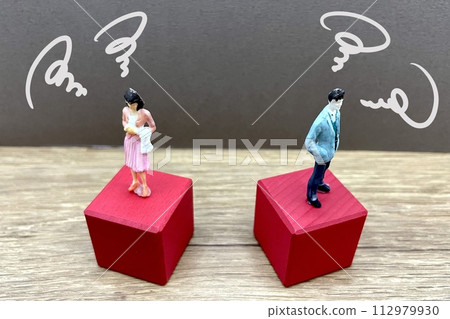 Image of men and women rubbing / fighting 112979930