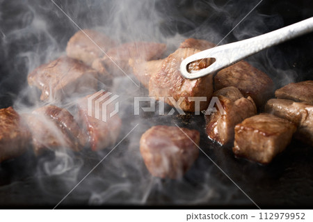 在鐵板上烤切牛排 112979952