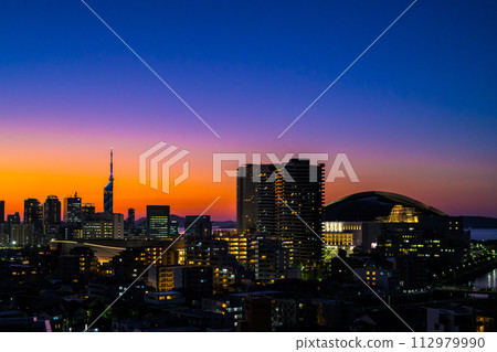 Dusk and twilight of Momochihama, Jigyohama, and Fukuoka Tower areas in Sawara Ward as seen from Tojinmachi and Ohori Park. Dusk and twilight of Momochihama, Jigyohama, and Fukuoka Tower areas in Sawara Ward as seen from Tojinmachi and Ohori Park. 112979990