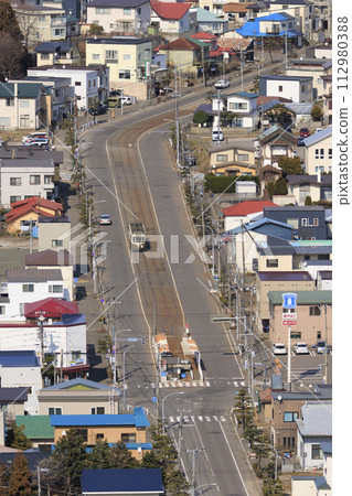 [Vertical composition/retouched in various places] Hakodate City Tram departing from Yachigashira Station 112980388