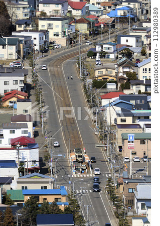 【垂直構圖/各地修飾】函館市營電車八千頭站出發 112980389