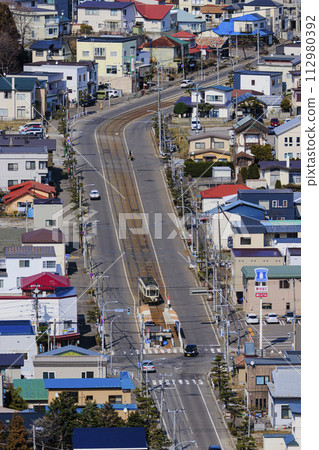 【垂直構圖/各地修飾】函館市營電車八千頭站出發 112980392