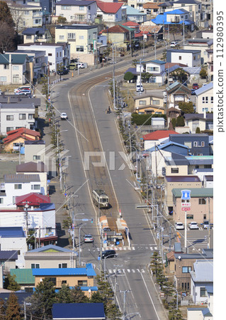 【垂直構圖/各地修飾】函館市營電車八千頭站出發 【垂直構圖/各地修飾】函館市營電車八千頭站出發 112980395