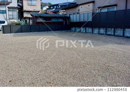 散佈碎石平整的空地 散佈碎石平整的空地 112980458