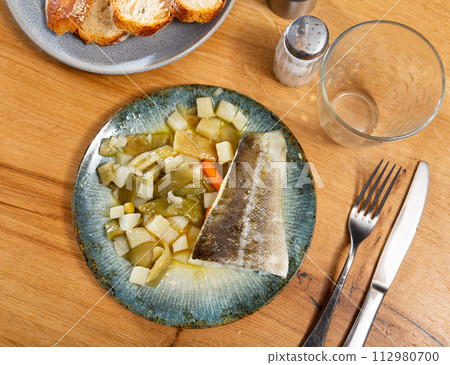 Cod fillet served with green beans 112980700