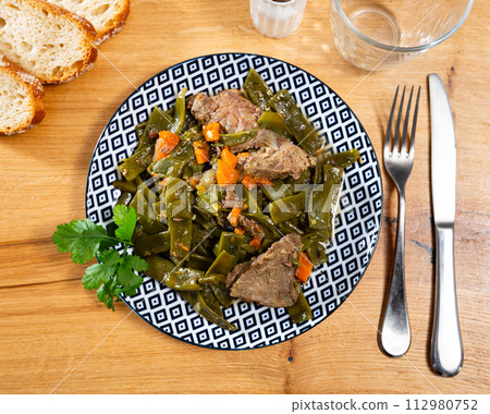 Homemade stewed mix of vegetables with meat and green beans 112980752