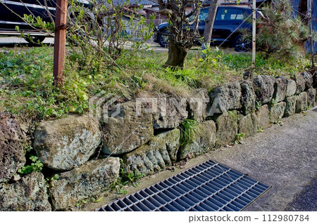 江戶時代武士宅邸的磚石塊 112980784